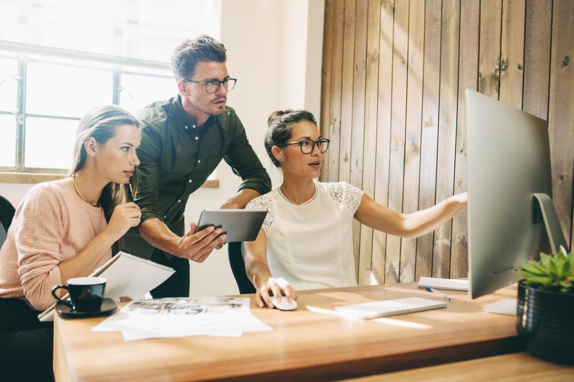 Professionelles Finanztools-Team bei der Analyse von Marktdaten und Unterstützung von Webinar-Teilnehmern